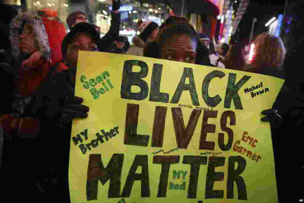 Protestors march against a grand jury&#39;s decision not to indict the police officer involved in the death of Eric Garner, Dec. 4, 2014, in New York.