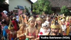 Ratusan siswa berkumpul sebelum kirab budaya bertema wayang di SD Negeri 26 Solo dalam kegiatan Wayang Masuk Sekolah, Rabu (18/7).