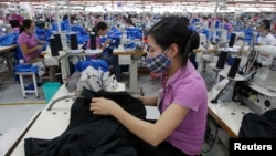 Công nhân dệt may tại một nhà máy do Singapore làm chủ, đặt ở ngoai thành Hà Nội. 
