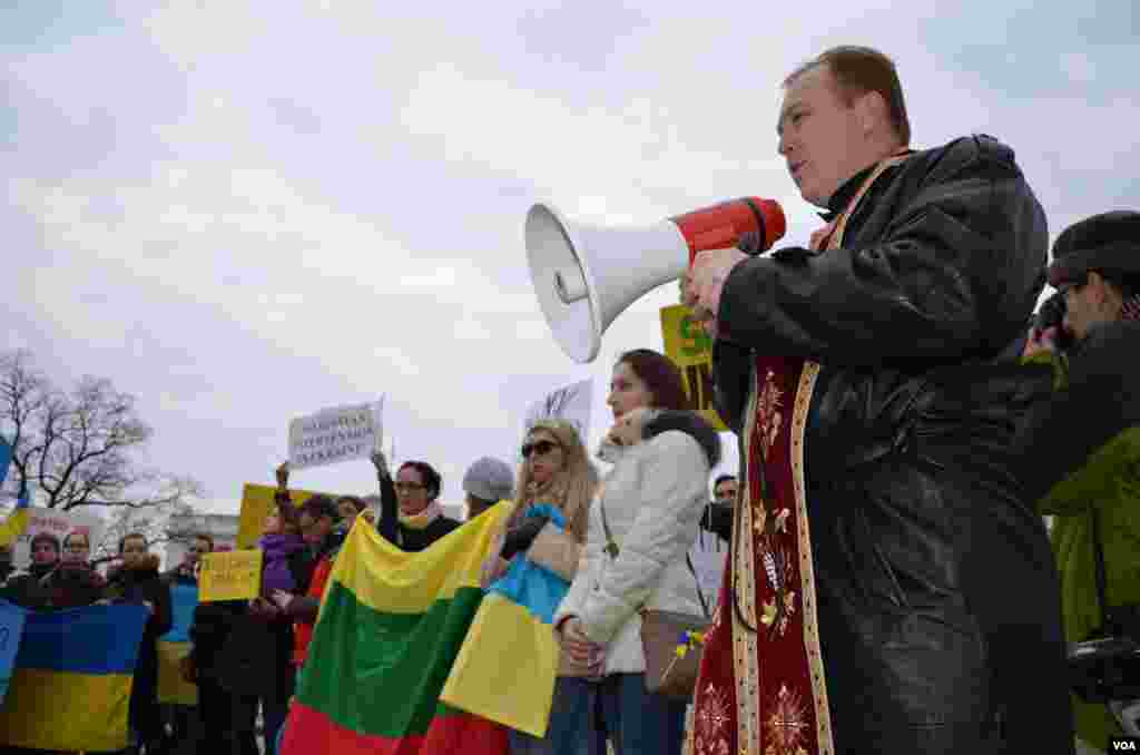 American Ukrainians protest near White House