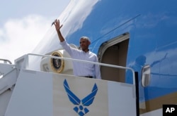 President Barack Obama waves as he boards Air Force One at Joint Base Pearl Harbor-Hickam, adjacent to Honolulu, Hawaii, en route to Hangzhou Xiaoshan International Airport, in Hangzhou, China, Sept. 2, 2016.