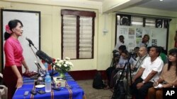 ဲျမန္မာ့ဒီမုိကေရစီေခါင္းေဆာင္ ေဒၚေအာင္ဆန္းစုၾကည္ အဖဲြ႔ခ်ဳပ္႐ံုးအတြင္း ထုိင္းခရီးစဥ္ႏွင့္ပတ္သက္သည့္ သတင္းစာရွင္းလင္းပဲြ။ (ဇန္နဝါရီလ ၆ ရက္၊ ၂၀၁၂။)