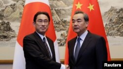 中国外长王毅在北京钓鱼台会见了到访的日本外相岸田文雄（左）。(2016年4月30日)