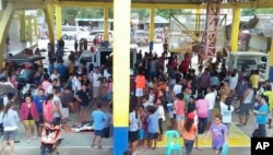Nhiều người tụ tập tại tòa nhà nơi các hành khách được cứu trong vụ lật phà ở tỉnh Quezon.