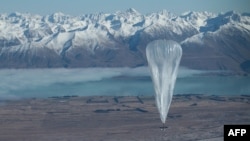 Balon dari Project Loon milik Google terbang di atas Tekapo, Selandia Baru. (Foto: Dok)