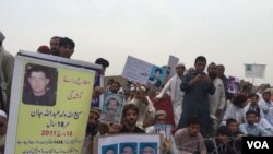 د پښتون ژغورنې غورځنګ په پېښور جلسه کې د جبري ورکو پښتنو د کورنیو غړي.