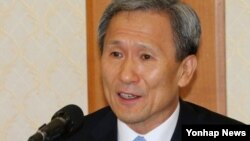 한국 김관진 국방장관이 17일 국회에서 열린 외교안보통일 당정에서 발언하고 있다.