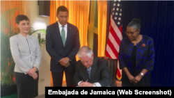 El Secretario de Estado de Estados Unidos Rex Tillerson, firma el libro de visitas en el despacho del Primer Ministro de Jamaica.