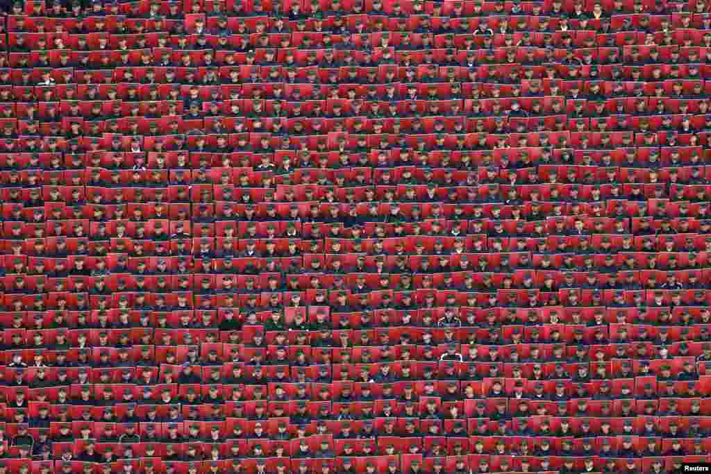 Troops hold colored cards during a military parade celebrating Independence Day at the Zocalo square in downtown Mexico City, Sept. 16, 2014. 