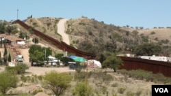 The border wall at Nogales: Mexico is on the left, the US on the right, July 12, 2016. (G. Flakus/VOA)