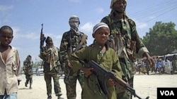 Seorang anak terlihat ikut serta dalam latihan militer militan al-Shabab di wilayah Suqaholaha di Mogadishu, Somalia (ftoto: dok).