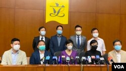 十多名香港民主派立法会议员4月14日召开记者会，强调民主派一直按照议事规则参与内务委员会会议，没有任何渎职或违反《基本法》的情况。 (美国之音/汤惠芸)