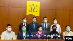 十多名香港民主派立法會議員4月14日召開記者會，強調民主派一直按照議事規則參與內務委員會會議，沒有任何瀆職或違反《基本法》的情況。(美國之音湯惠芸)