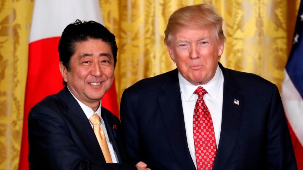 El Presidente Donald Trump y el Primer Ministro japonés Shinzo Abe participan en una conferencia de prensa conjunta en la Sala Este de la Casa Blanca en Washington, el 10 de febrero de 2017.