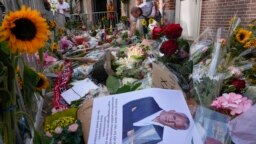 FILE - Bunga tanda ikut berduka terlihat di sekeliling foto Peter R. de Vries di Amsterdam, Belanda, di lokasi terbunuhnya jurnalis tersebut, 8 Juli 2021.(AP/Peter Dejong, File)
