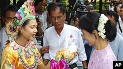 ျမန္မာ့ဒီမုိကေရစီ ေခါင္းေဆာင္ ေဒၚေအာင္ဆန္းစုၾကည္ ပုဂံဟုိတယ္သို႔ ေရာက္ရွိလာရာ ႀကိဳဆုိသူမ်ားႏွင့္ ေတြ႕ရစဥ္။ ဇူလုိင္ ၄၊ ၂၀၁၁။