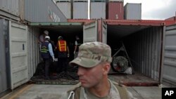 Los guardias de las fuerzas policias panameñas custodian el barco norcoreano amarrado en el puerto de Manzanillo en Panamá