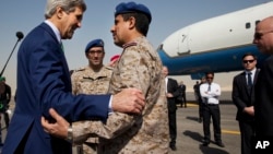 U.S. Secretary of State John Kerry says goodbye to Saudi Arabian military personnel as he leaves Riyadh, Saudi Arabia, Jan. 24, 2016, en route to Vientiane, Laos. Kerry is in Saudi Arabia on the second leg of his latest round-the-world diplomatic mission,