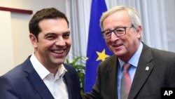 PM Yunani Alexis Tsipras (kiri) dan Presiden Komisi Eropa Jean Claude-Juncker dalam pertemuan di Brussels (11/6). Perjanjian soal dana talangan Yunani dengan kreditor Eropa masih menemui jalan buntu.