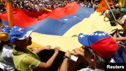 El líder estudiantil Villca Fernández asegura que es el pueblo venezolano el que ya está en las calles y no sólo los estudiantes porque "estamos cansados de la dictadura".