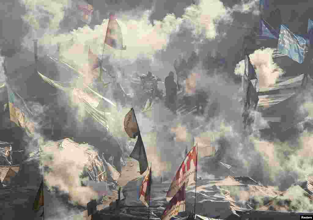 چادرهای تظاهرکنندگان اوکراینی در میدان استقلال کیف - مخالفان دولت در هوای ۱۹ درجه زیر صفر همچنان مرکز شهر را اشغال کرده اند و بر خواست های خود پافشاری می کنند. کیف، ۳۰ ژانویه ۲۰۱۴