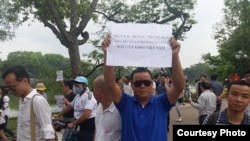 Tác giả (Lê Anh Hùng) trong cuộc biểu tình tại Hà Nội sáng 1/5.