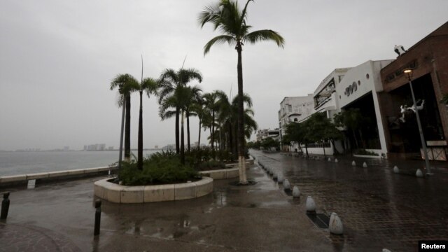 Tras el paso del huracán Patricia, Puerto Vallarta, Mexico continúa con fuertes lluvias y alerta de inundaciones.