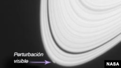 Protuberancia brillante visible en los anillos exteriores de Saturno. (NASA)
