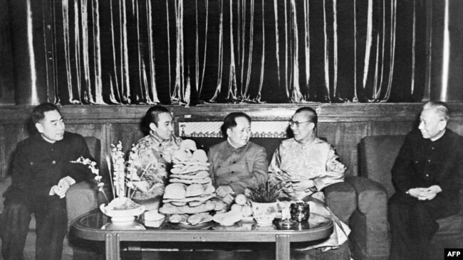 1956年,西藏的两位精神领袖班禅喇嘛(左2)和达赖喇嘛(右2)和中华人民共和国主席毛泽东、国务院总理周恩来和刘少奇(右)在北京。(法新社)
