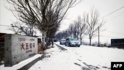 Mobil-mobil dilarang meninggalkan distrik Ang'angxi, di Qiqihar, di provinsi Heilongjiang China timur, karena provinsi tersebut menyatakan "keadaan darurat" Covid-19, 12 Januari 2021. (Foto: STR/AFP)