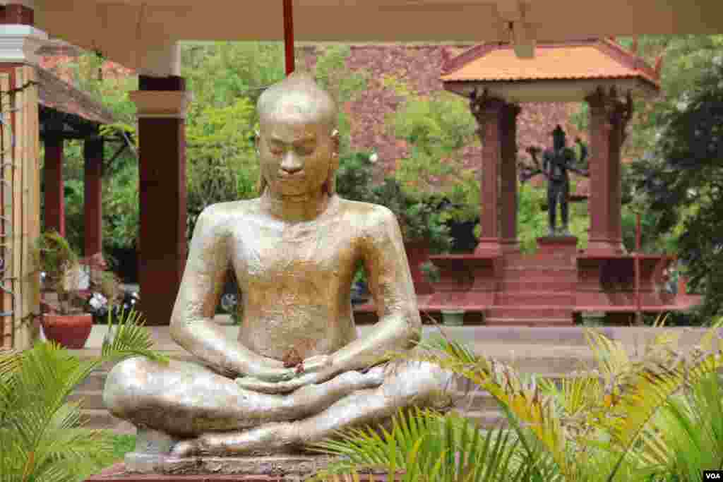 A statue of King Jayavarman VII, known as King of Khmer Empire during Angkor period, inside Royal University of Fine Arts on August 27, 2015.(Pang Chamnan//VOA Khmer)