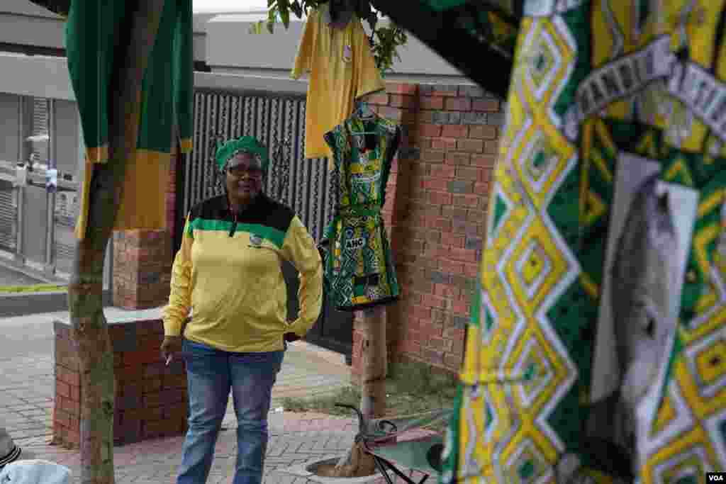 Há material promocional de Mandela em todas ruas do Soweto, África do Sul. (Hannah McNeish VOA)