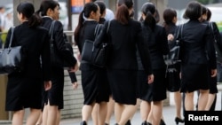 資料照片：日本東京商業區的女性職員。(2019年6月4日)