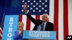 Le sénateur Bernie Sanders et la candidate démocrate à la présidentielle Hillary Clinton à un rassemblement à Portsmouth, New hampshire, le mardi 12 juillet 2016. (AP Photo / Andrew Harnik)