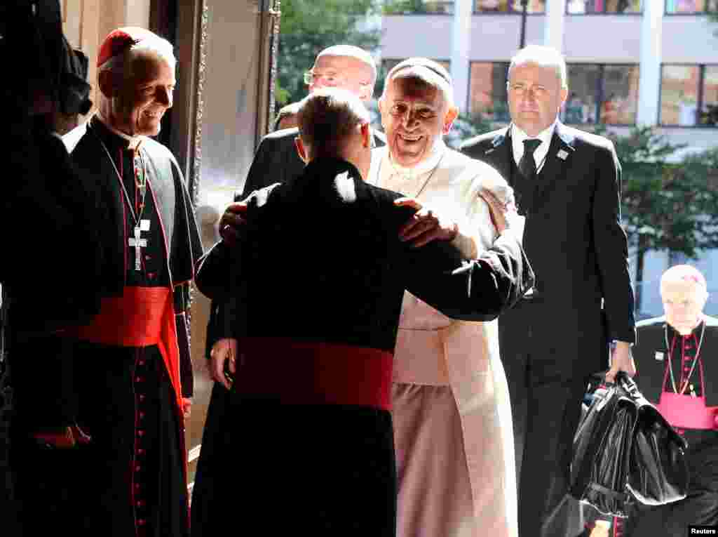 پاپ پس از دیدار با اوباما راهی کلیسای سن ماتیو شد تا با اسقف های آمریکا دیدار کند.