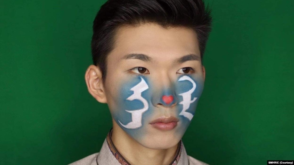 一名蒙古年轻人在脸上涂上蒙文“母语”连个字，抗议政府用汉语取代蒙文的教学计划。(photo:VOA)