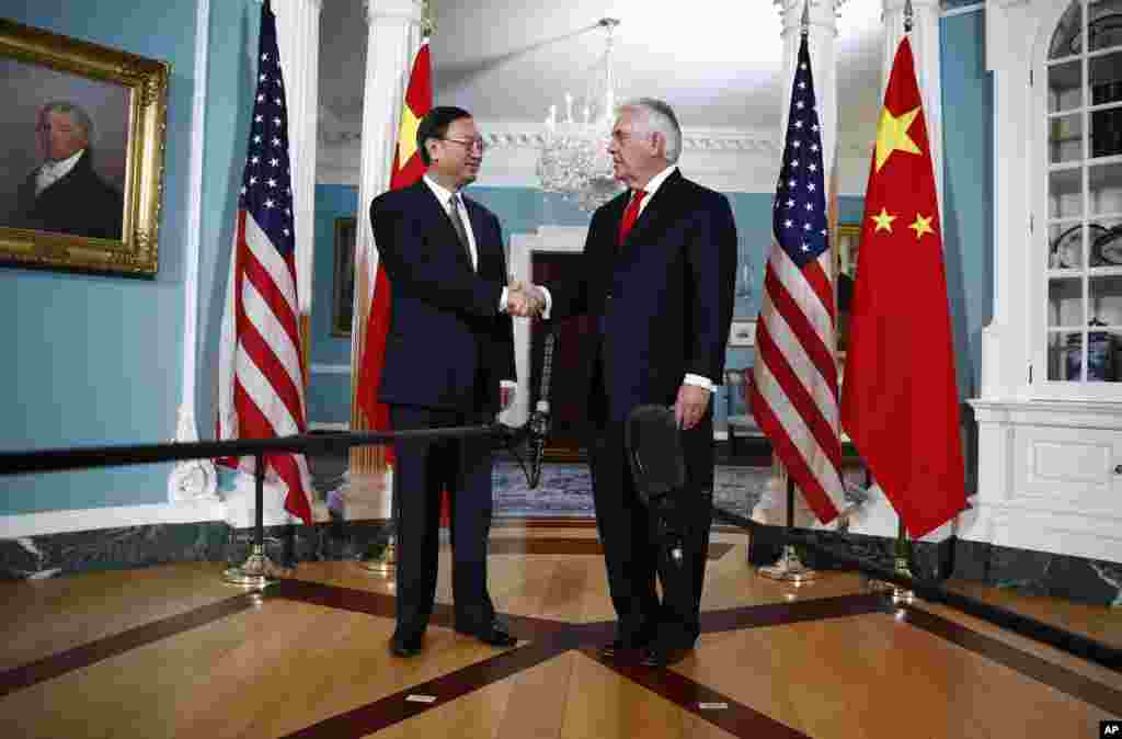 美国国务卿蒂勒森在国务院与来访的中国国务委员杨洁篪握手（2018年2月8日）。杨洁篪是在美中贸易摩擦加剧以及美国把中国视为战略对手的背景下访问华盛顿的。消息人士表示，杨洁篪这次访美是要稳定两国关系并就经贸与朝核这些关键问题与美国磋商。蒂勒森国务卿与中国最高级的外交事务官员杨洁篪举行会谈前对媒体表示，他与杨洁篪此前举行了很多很好的讨论，他们将&ldquo;继续这些事关美中关系的非常重要的讨论&rdquo;。