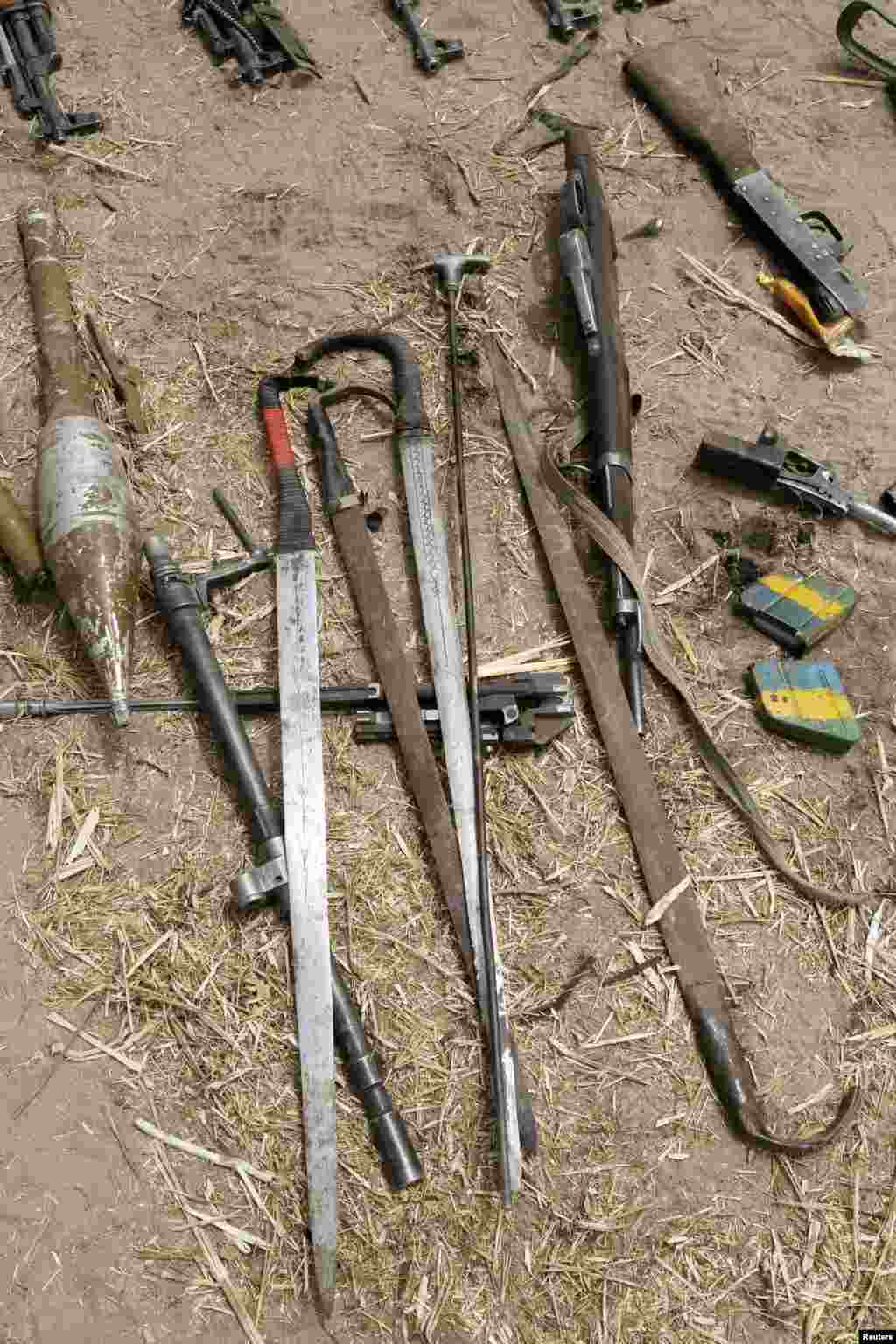 Des armes appartenant au groupe Boko Haram que les militaires tchadiens disent avoir récupérées au cours de la bataille de Gambaru, le 26 février 2015.
