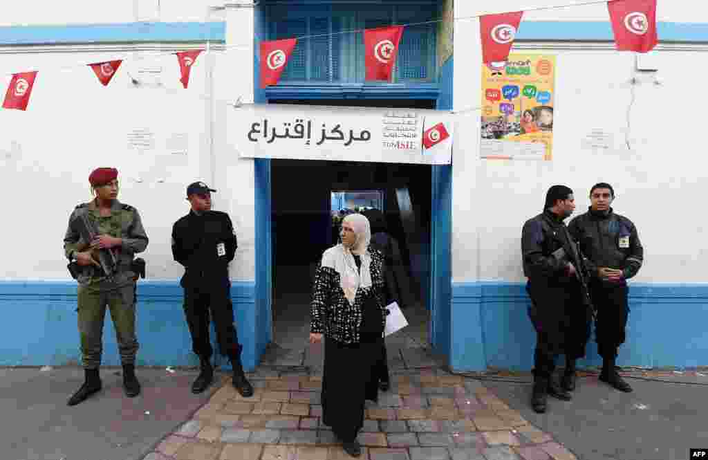 Tunisian security officers stand guard outside a polling station&nbsp;during Tunisia&#39;s first presidential election since the 2011 revolution, in the center of Tunis, Nov. 23, 2014.