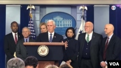 El vicepresidente de EE.UU., Mike Pence, ofreció una conferencia de prensa en la Casa Blanca sobre las acciones del Equipo de Trabajo que dirige para enfrentar la COVID-19. Foto: Bricio Segovia/VOA.