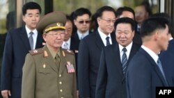Ông Hwang Pyong-So (thứ hai từ trái), giám đốc Tổng cục Chính trị, giới chức quân sự hàng đầu của Bắc Triều Tiên, đi cùng Bộ trưởng Bộ Thống nhất Nam Triều Tiên Ryoo Kihl-Jae, ngày 4 tháng 10, 2014.