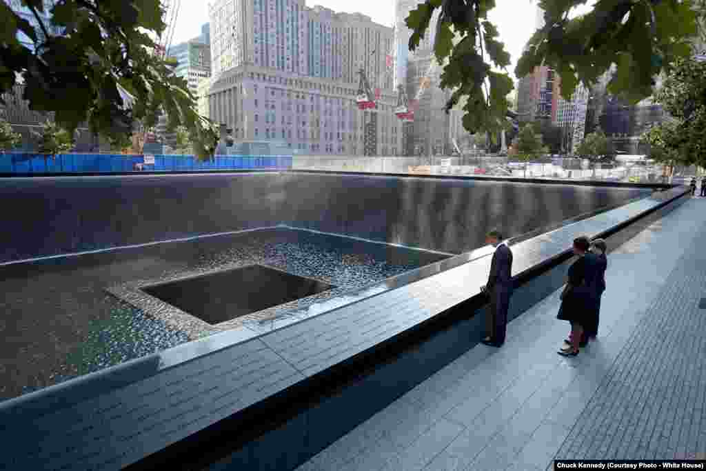 Le président Obama et l'ancien président Bush devant le mémorial des victimes du 11 septembre 2011, à New York, le 11 septembre 2011. (Official White House Photo by Chuck Kennedy)