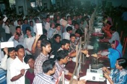 FILE - Thousands of Bangladeshis cram into Dhaka's General Post Office to mail their applications for U.S. immigrant visas under an American government lottery, October 26, 1999.