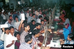 FILE - Thousands of Bangladeshis cram into Dhaka's General Post Office to mail their applications for U.S. immigrant visas under an American government lottery, October 26, 1999.