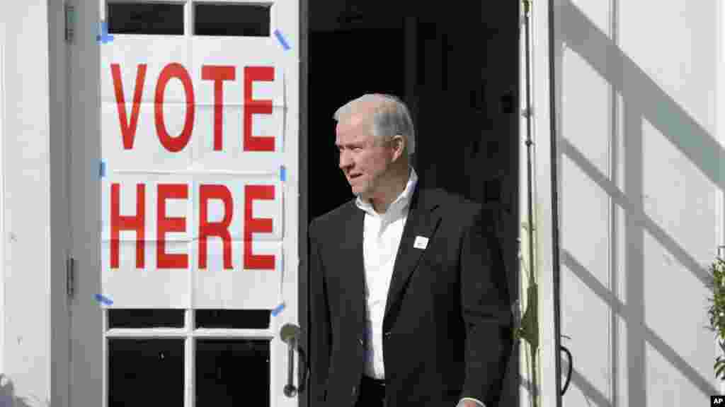Le sénateur républicain d&#39;Alabama, Jeff Session en train de quitter un bureau de vote après avoir voté à l&#39;église baptiste Hillcrest à Mobile, en Alabama, le 4 novembre 2014. 
