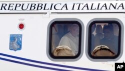 Paus Fransiskus tiba dengan helikopter angkatan udara Italia di bandara internasional Leonardo Da VInci, Roma, untuk meneruskan perjalanannya ke Brazil, Senin (22/7).