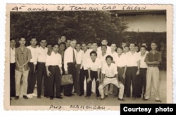 Lớp Y Khoa 1965, hình chụp 1963 tại sân ngôi trường cũ 28 Trần Quý Cáp Sài Gòn; khi ấy Nghiêm Sỹ Tuấn đang là sinh viên Y khoa năm thứ 4 cùng với các Bạn đồng khóa và Giáo sư Mahoudau từ Faculté de Médecine de Paris qua dạy về các đề tài Nội khoa và Thần kinh.