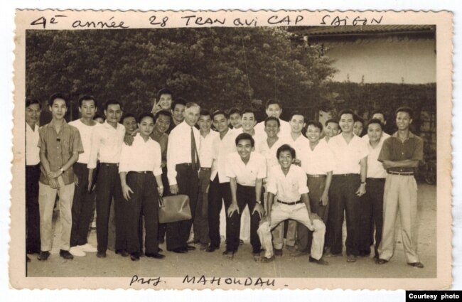 Lớp Y Khoa 1965, hình chụp 1963 tại sân ngôi trường cũ 28 Trần Quý Cáp Sài Gòn; khi ấy Nghiêm Sỹ Tuấn đang là sinh viên Y khoa năm thứ 4 cùng với các Bạn đồng khóa và Giáo sư Mahoudau từ Faculté de Médecine de Paris qua dạy về các đề tài Nội khoa và Thần kinh.