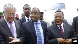 Mwakilishi wa maalum wa Umoja wa Mataifa Somalia Augustine Mahiga, wa tatu kulia akisamiwa na waziri mkuu wa Somalia Abdiweli Mohamed Ali, wakati alipowasili katika uwanja wa ndege wa Mogadishu.