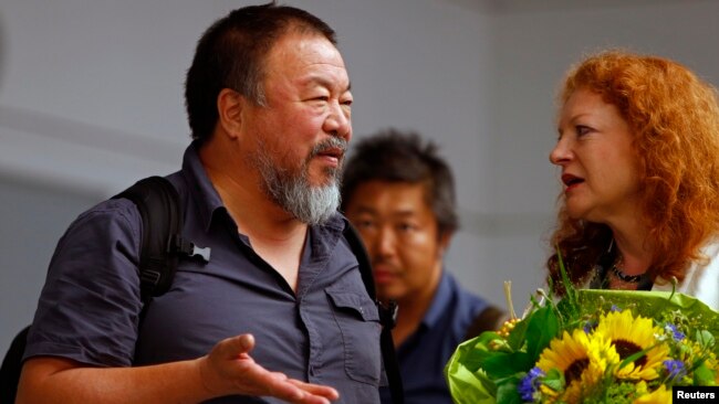 2015年7月30日持不同政见中国艺术家艾未未与德国绿党成员玛格丽特·鲍斯会谈。